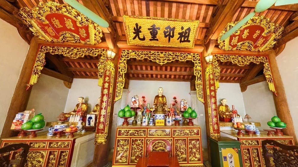 Chùa là nơi thờ Phật và phối thờ Đức Thánh Trần, thể hiện sự giao thoa giữa tín ngưỡng dân gian và Phật giáo